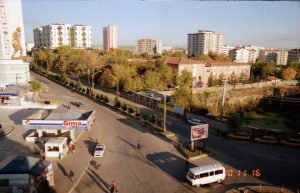 Diyarbakır Elazığ Caddesi Sol tarafta ise Ordu Evi, 2000